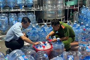 职能力量正在检查赃物。