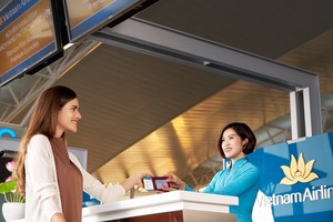 乘客办理越南航空航班登机手续。