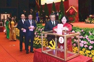 裴氏明怀同志与代表们在大会投票。