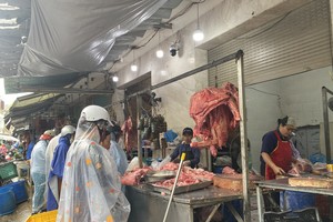 民众涌向清溪一市场购买肉类。