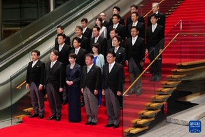 10月21日，日本首相高市早苗（前排中）在东京的首相官邸率阁僚合影。