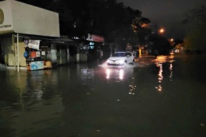 顺化遭遇暴雨，多地严重内涝，一辆出租车被洪水冲走