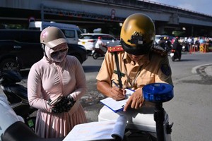 交警力量处理在人行道行驶的车主。