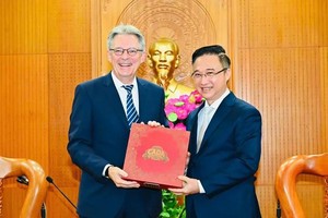 胡志明市市委副书记邓明通向德国社民党副主席阿希姆·波斯特赠送纪念品。