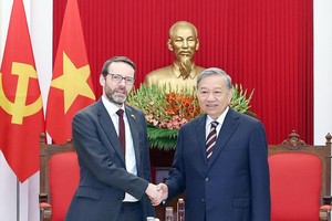 越南共产党中央总书记苏林于10月17日会见英国驻越南大使伊恩·弗鲁。