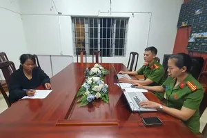 公安正在对嫌疑人阿黎进行审讯。