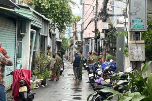 一名男子攻击邻居后纵火焚烧自己房子。