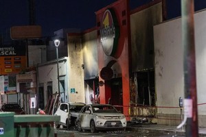 11月1日，墨西哥索诺拉州埃莫西约市，爆炸导致一家超市受损，受损车辆停放在超市门前（图：美联社）。