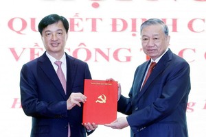 党中央总书记苏林向新任河内市委书记阮维玉颁发了党中央政治局的决定。