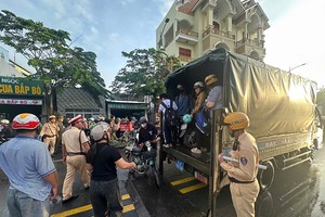 交警协助民众通过积水处。（图：PC08）