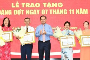 阮文得同志向党员颁授党龄纪念章