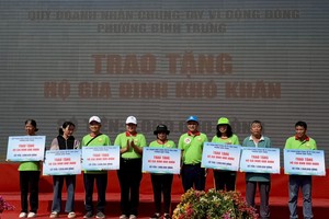 组委会代表向家境贫困户颁发象征性牌匾。