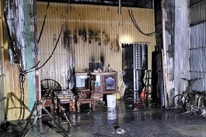 中压电线起火殃及4间民房。