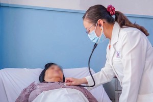 疑似食面包中毒的患者在嘉定人民医院接受治疗。