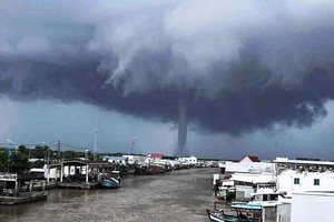 金瓯省丐对环乡海域出现了龙卷风。