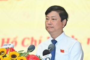 胡志明市人民议会主席武文明发表开幕词。图：越勇