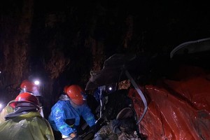 庆和省山体滑坡掩埋客车 导致6人死亡
