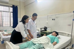 职能力量在庆和省全科医院慰问伤员。图：潘六