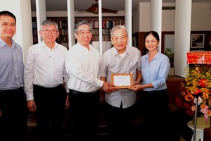 胡志明市领导探望模范教师及教师家属