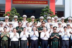 越南共产党中央总书记苏林与国防部海军第五区领导和军官合影。