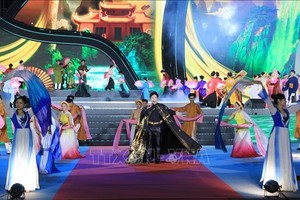 越南与中国文化在首届红河文化盛会开幕之夜绽放绚丽色彩。