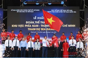 胡志明市人委会主席阮文得授予第33届东运会出征旗