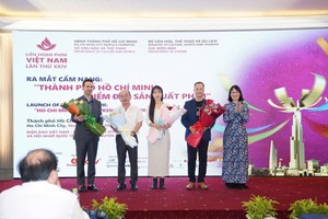 胡志明市人委会副主席陈氏妙翠向支持制作《胡志明市—电影制作目的地》手册的个人和单位赠送鲜花致谢。