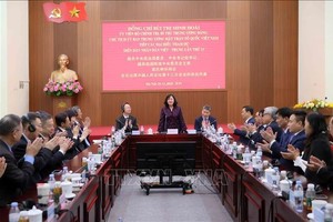 党中央政治局委员、中央书记处书记、越南祖国阵线中央委员会主席裴氏明怀在会上发表讲话。