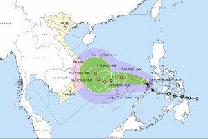 15号台风继续加强 海浪汹涌