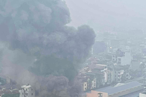 火警冒出数十米高的滚滚浓烟。