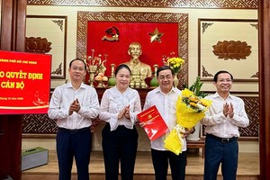 胡志明市各党机关党委专职常务处颁授决定，祝贺党委组织处新主任阮高礼。图：庆辉
