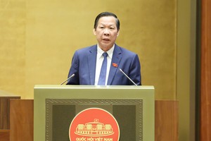 12月3日下午，国会经济与财政委员会主任潘文迈阐述了国会各项决议草案的审查报告。图：光福。