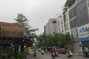 12月4日上午，胡志明市多地天色骤暗，並出現雷暴天氣。图：明海