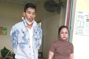 两名嫌犯及赃物。图：南龙