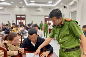 胡志明市公安干部引导受特赦者办理手续。