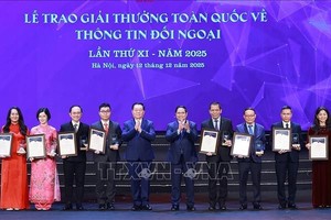 范明政总理等党和国家领导人向获奖者颁发了8个一等奖、16个二等奖、24个三等奖和40个优秀奖。图：越通社