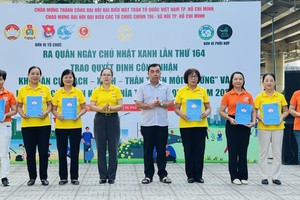 平利中坊党委副书记、人委会主席黎黄灵方向辖区各街区颁发“清洁、绿色、环保社区”和“团结、友爱、自治社区”称号公认决定。图：廷余