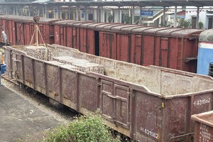 铁路部门免费运送100万块砖支援中部地区灾后住房建设。