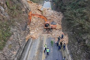 6号国道山体滑坡事故现场。
