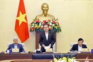 国会主席陈青敏主持了国会各机构与国会办公厅工作交班会。图：越通社