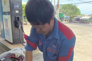 加油站工作人员拒绝接受银行转账，并将已加进顾客车内的汽油全部抽回。图：截取自视频。