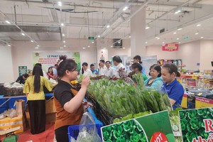 民众在在通西会坊的光忠Co.opmart Foodcosa超市选购无公害蔬菜。