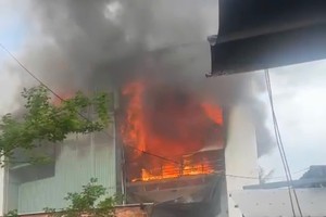 岘港市一高层民宅起火 消防力量全力扑救