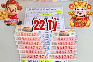 富荣彩票商为一位赢得220亿元头奖的男顾客兑奖。图：富荣彩票代理商