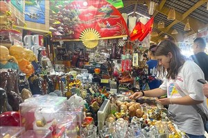 外国游客到访胡志明市时选择手工制作、工艺美术产品作为纪念品。 图：越通社