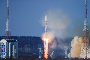 一枚搭载卫星的俄罗斯火箭从阿穆尔州的东方航天发射场发射升空。图片：塔斯社