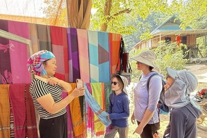 烂外村手工织锦产品深受外国游客青睐。图：越通社