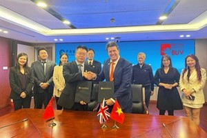 越南英国大学与中国教育部留学服务中心签署了合作备忘录场景。