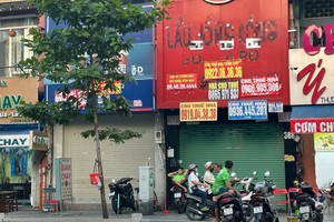 街道两旁紧邻的店铺纷纷挂起“房屋出租”的告示。