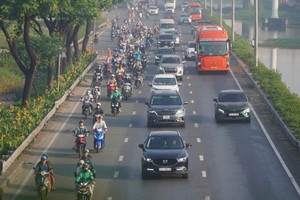 元旦当天，胡志明市西区通报-1号国道交通状况良好，车辆行驶顺畅。图：原真